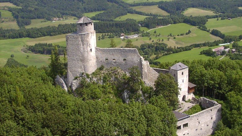 Luftaufnahme der Araburg, umgeben von grünen Wäldern und Hügeln.